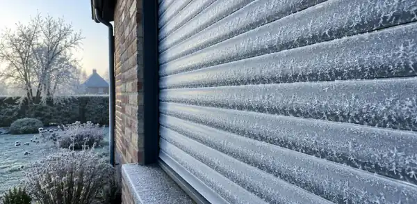 Lames de volet roulant couvertes de givre en hiver