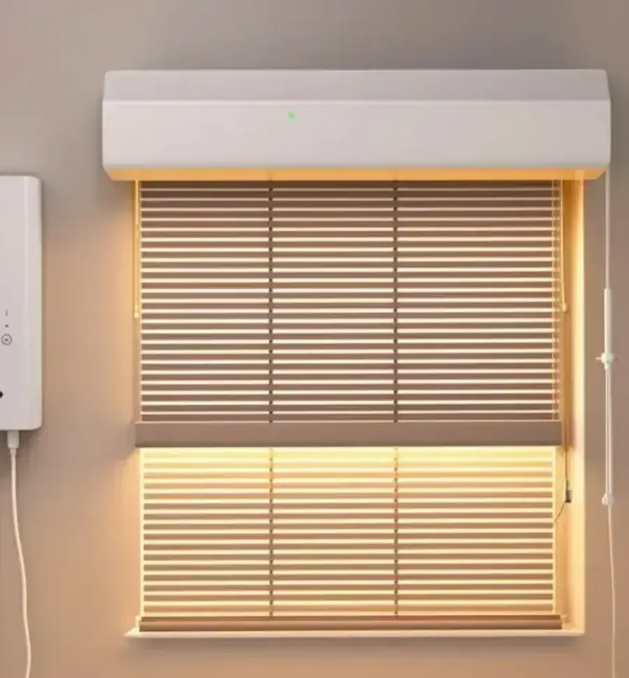 Commande murale sans fil d'un volet roulant électrique dans une pièce lumineuse